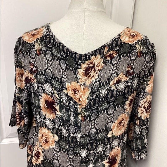 DayTrip Women’s Short Sleeve Floral Button Down Shirt, Black, size XL - Picture 11 of 11